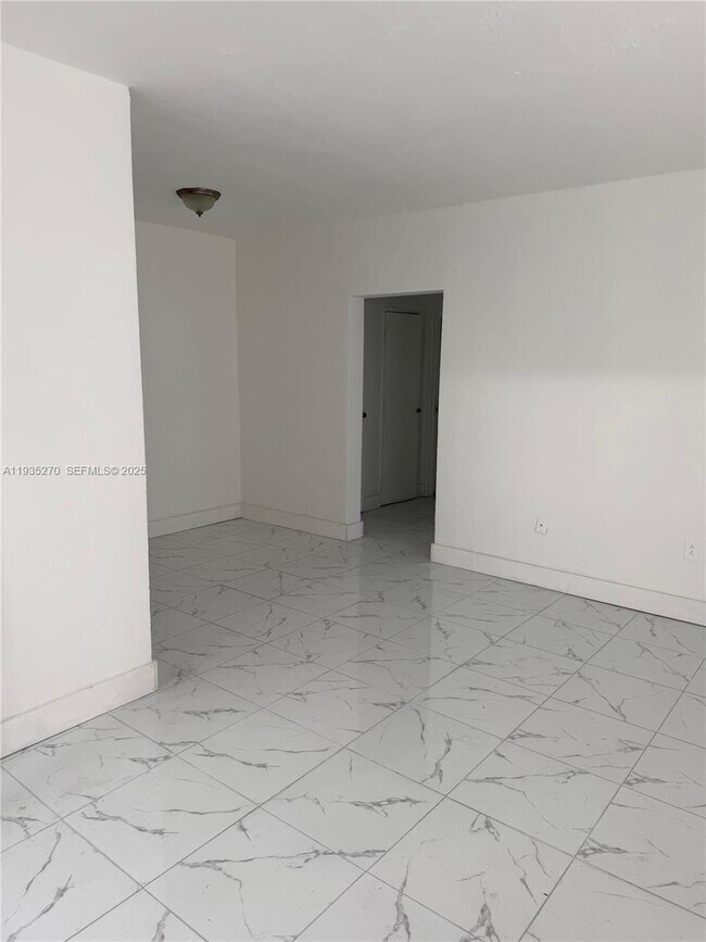 Foto del edificio - 7730 Dickens Ave