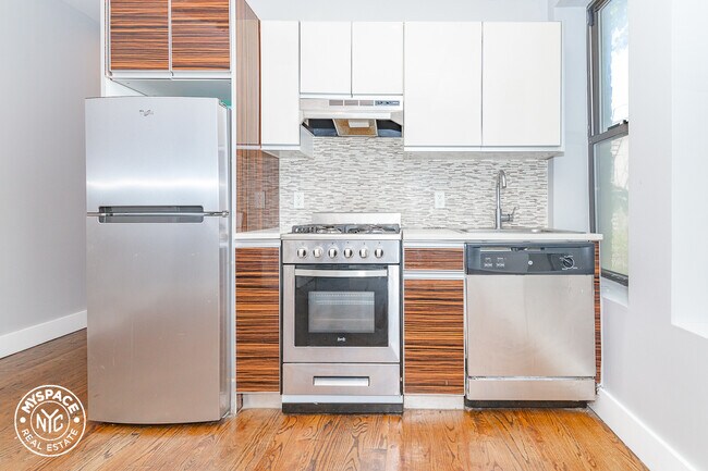 Foto del edificio - 557 Franklin Ave