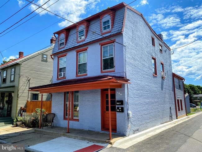 Building Photo - 100 E 5th St