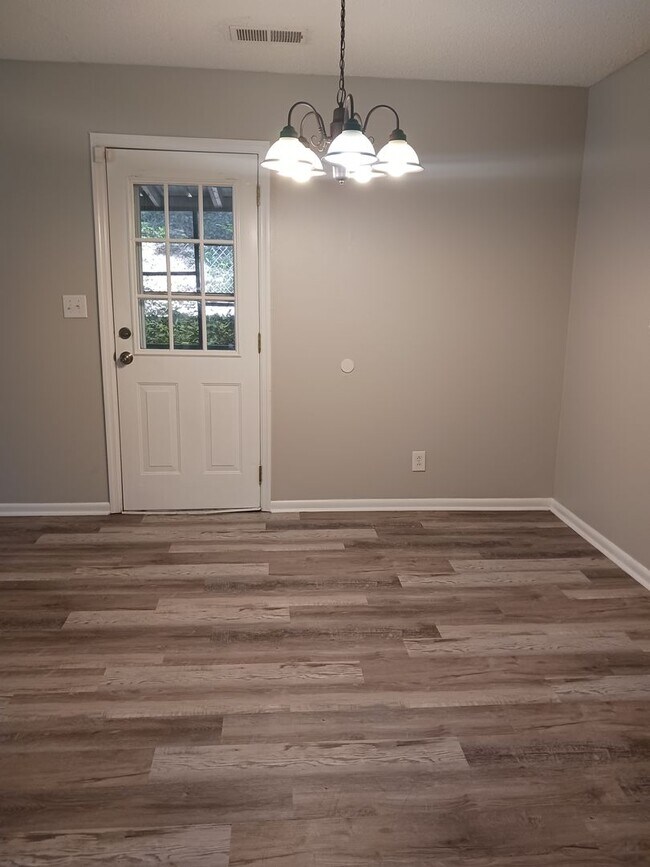 Building Photo - 4 Bedroom Home Available Now!