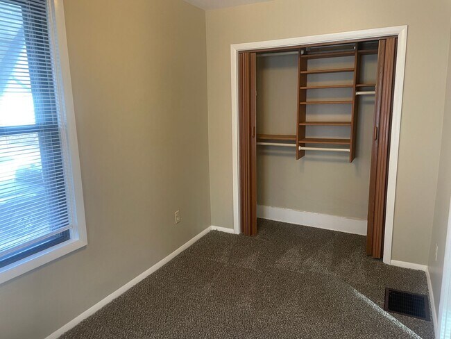 Building Photo - 2 Bedroom Ranch
