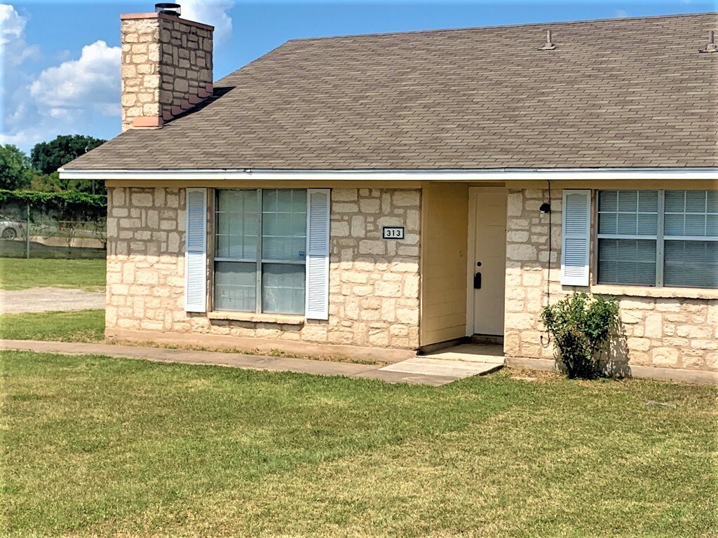 Primary Photo - 313 Highland Estates Dr