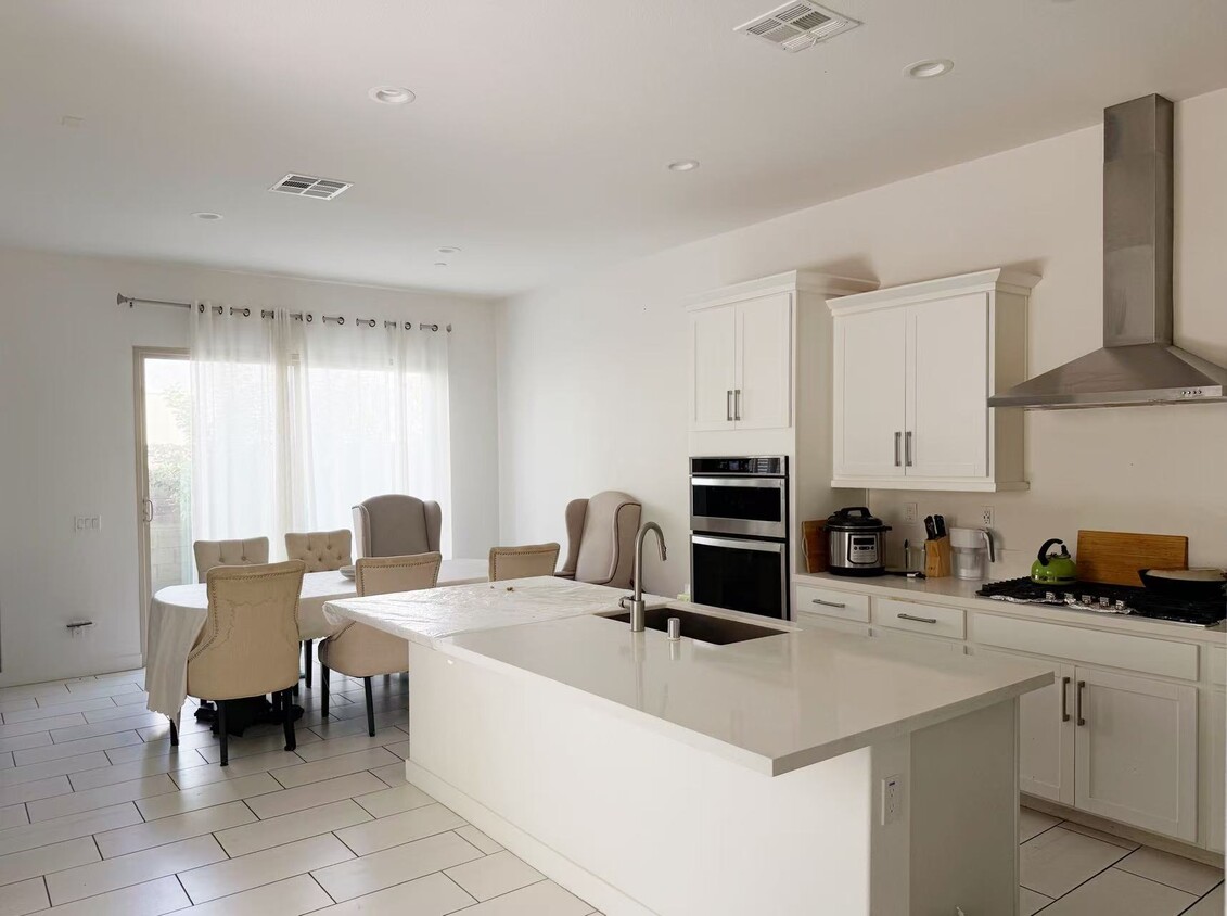 Building Photo - 134 Episode