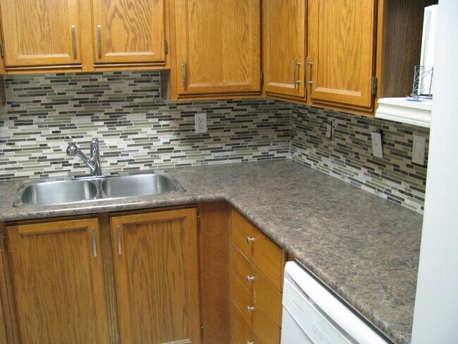 Photo du bâtiment - 3 Bed 1.5 Bath Unit in Sherwood Park, AB