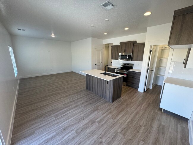 Building Photo - Beautiful FOUR Bedroom Home!