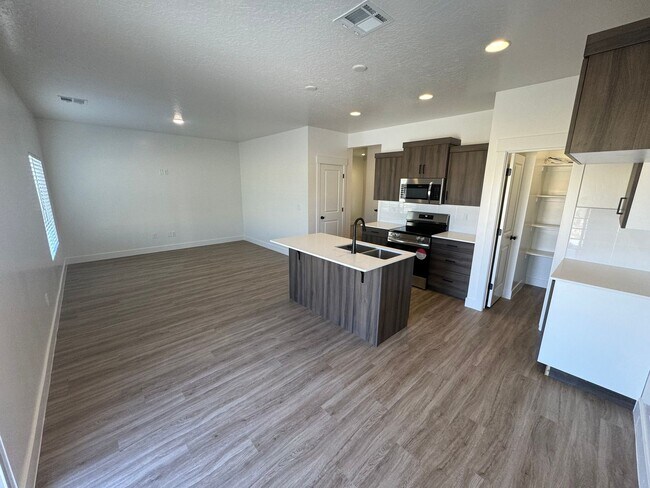 Foto del edificio - Beautiful FOUR Bedroom Home!