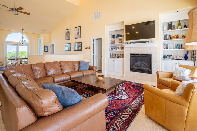 Building Photo - RENT MONTHLY THIS AMAZING HOME THIS OFF-SE...