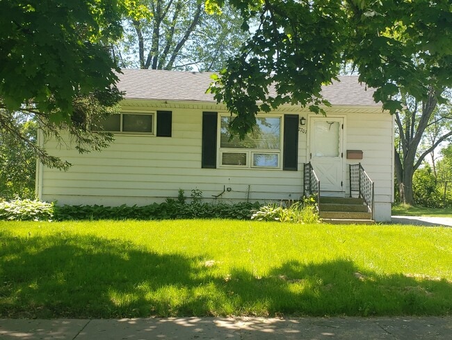 Building Photo - 2701 Iroquois Rd