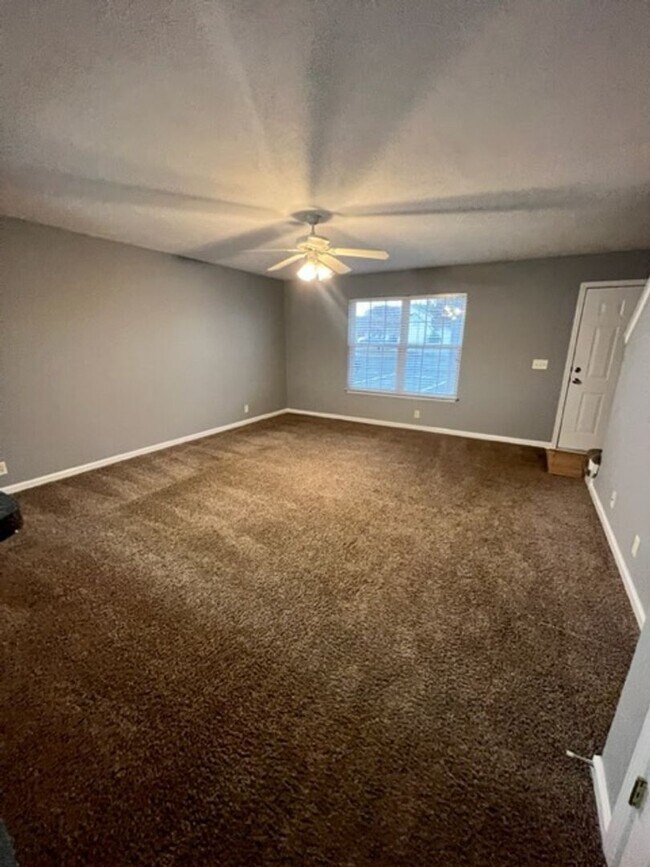 Building Photo - 2 Bed, 2.5 Bath Townhome in The Cottages a...