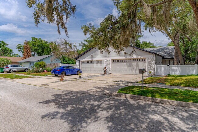 Building Photo - 911 Robinhood Ct