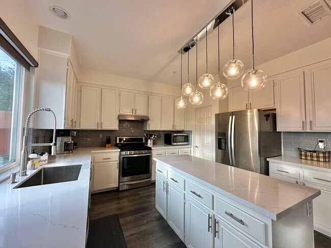 Foto del edificio - Modern Comfort in Vista: 3BR/2.5BA Rental Home with Central AC, 2-Car Garage, and Luxurious Upgra...