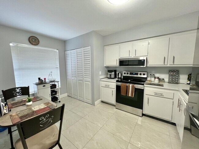 Foto del edificio - 4570 NW 18th Ave