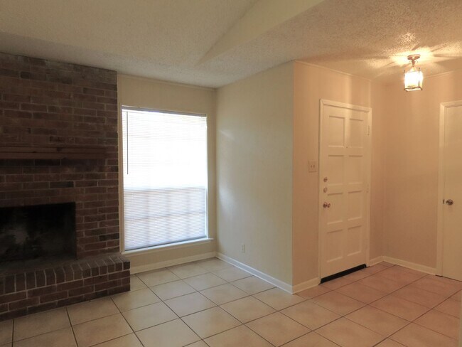 Building Photo - South Tyler! Spacious 3 Bedroom, 2 Bath Du...