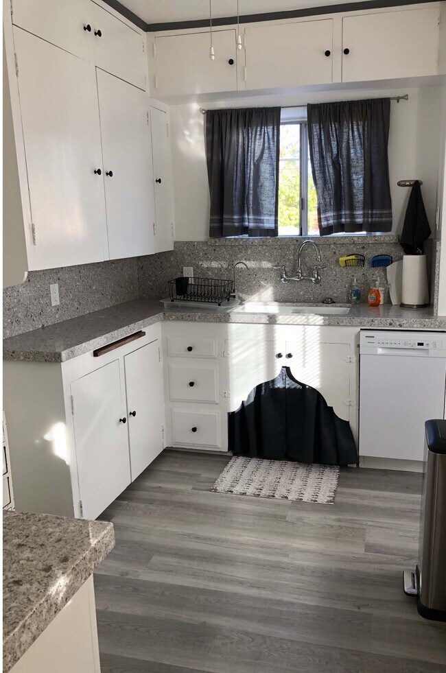 Foto del edificio - 3730 Lewis Ave