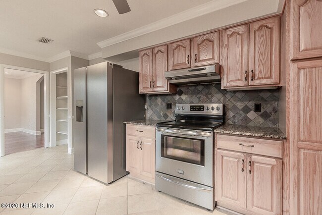 Building Photo - 1549 Montrose Ave E