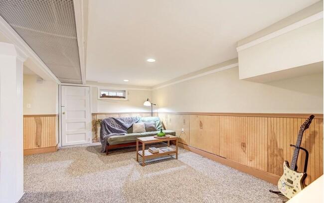 Building Photo - Charming, Spacious and Sunlit 3 BD, 2 BA R...