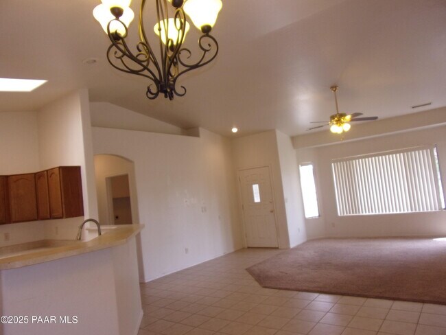 Foto del edificio - 6815 E Sandhurst Dr