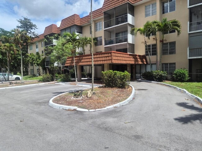 Building Photo - 4166 Inverrary Dr