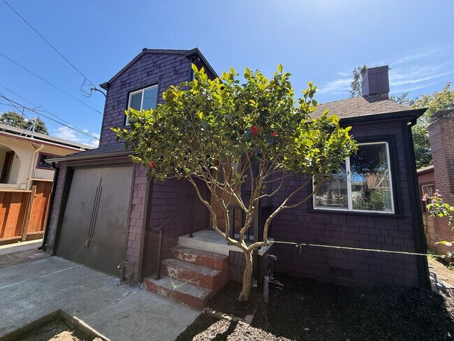 Foto del edificio - Completely Remodeled-Turnkey 3 Bedroom , 2 Bath Home with Garage