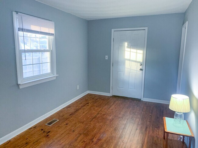 Building Photo - Welcome to this fully rehabbed 3-bedroom, ...