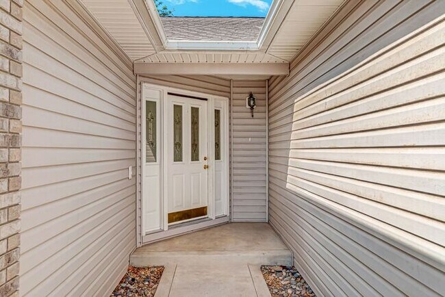 Building Photo - 3 bedroom home with fenced yard and garage...