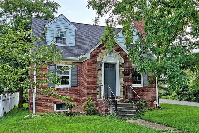 Completely Updated Charming Cape Cod - Completely Updated Charming Cape Cod Apartment
