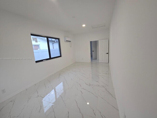 Foto del edificio - 5635 Pierce St