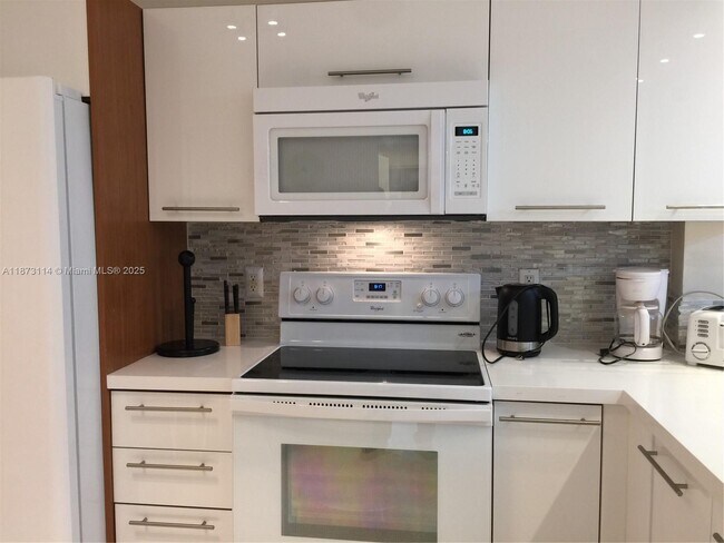 Foto del edificio - 18100 N Bay Rd