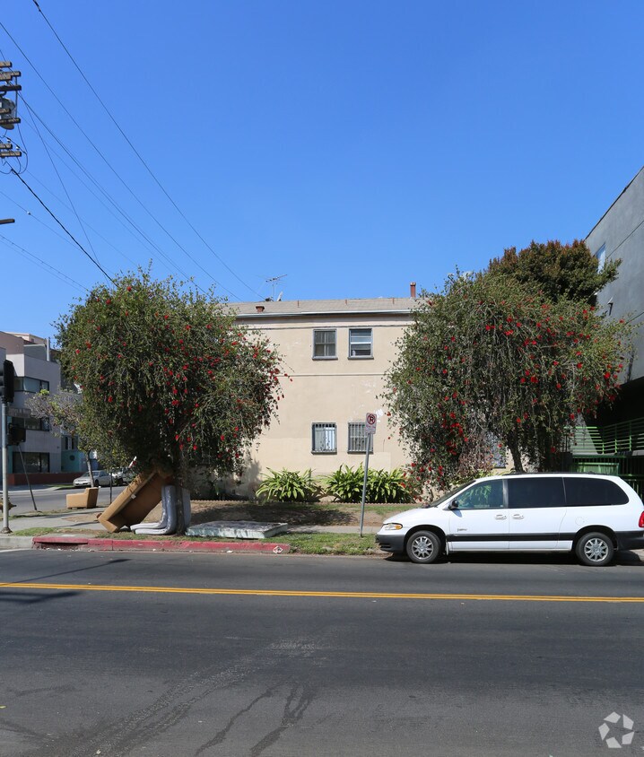 Foto del edificio - 3333 James M Wood Blvd