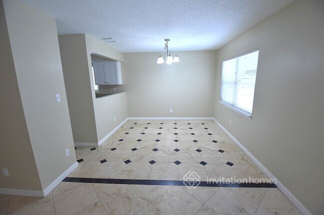 Building Photo - 9 N Aurora Dr