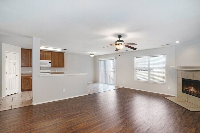 Foto del edificio - Beautifully crafted 3-2-2 home in the nort...
