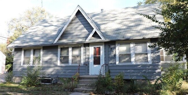 Building Photo - Large 2 Bedroom Home with Bonus Rooms!