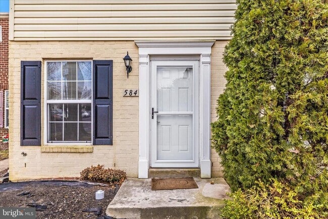 Building Photo - 584 Cotswold Ct