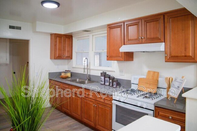 Foto del edificio - 128 N Lark Ellen Ave