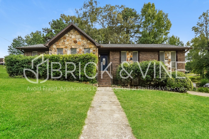 Foto principal - 2228 Cedarcrest Dr