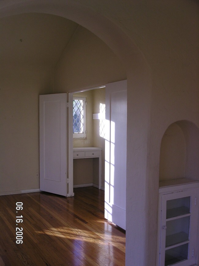 Building Photo - 1808 1/2 Lucretia Ave