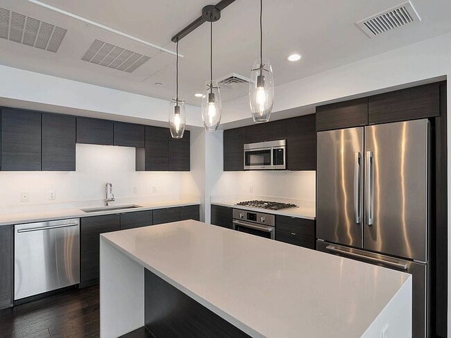 Building Photo - "Spacious 2-Bed, 2-Bath Gem in the Heart of Phoenix - 1188 Sq Ft of Modern Living!"