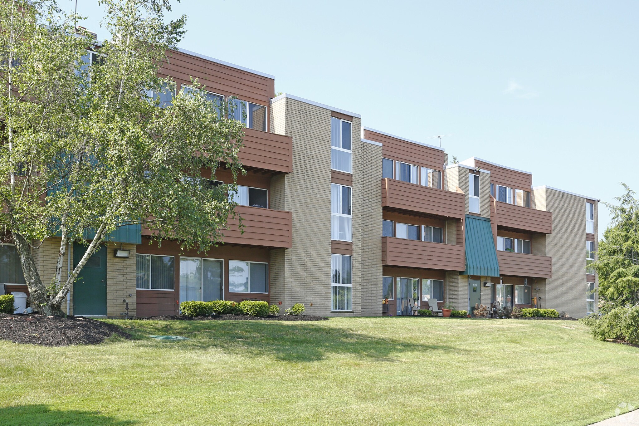 Pleasant Lake Apartments – photo 2