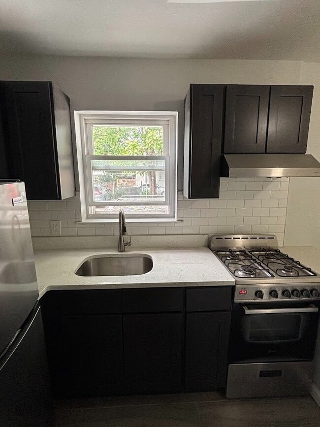 Building Photo - 420 W 7th St