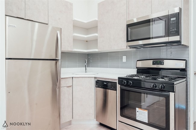 Building Photo - 3 br, 1 bath Apartment - 241 Montrose Ave