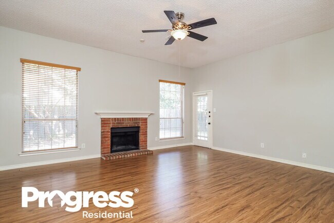 Foto del edificio - 4130 Briar Hill Dr