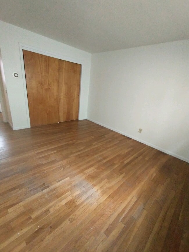 #1 Bedroom W/Thermostat - 37 Grant St
