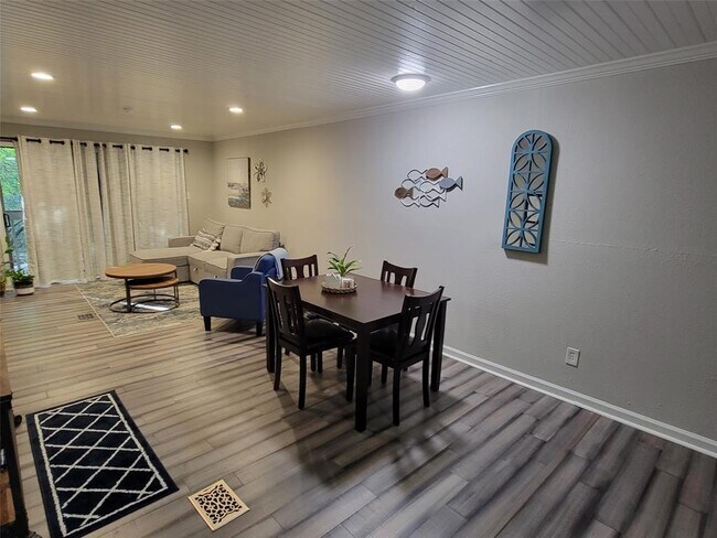 Building Photo - 3900 Aspen Dr