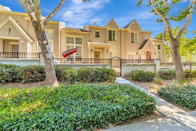 Building Photo - 3162 Silverland Dr