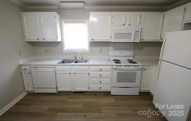 Building Photo - 92 Akron Ave