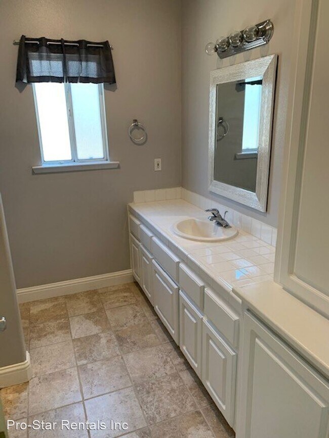 Building Photo - 4 br, 2 bath House - 915 Birch