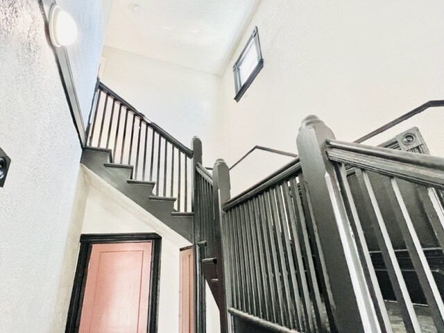 Building Photo - 631 S Fuller Ave