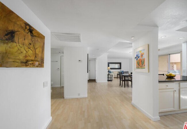 Building Photo - 400 N Sunrise Way