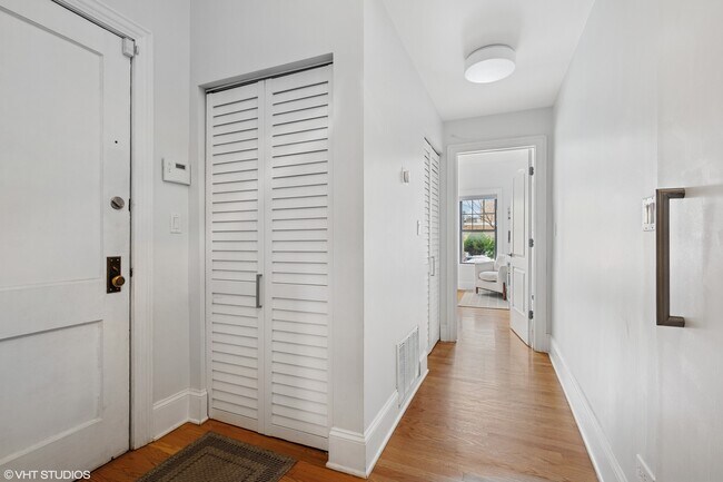 Foto del edificio - 733 W Waveland Ave