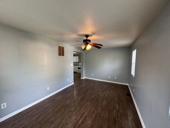 Building Photo - Near Southeast 3 Bedroom 1 Bath
